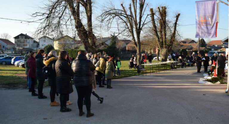Mještani se družili uz kolače i kuhano vino, razgledali izložbu i uživali u glazbi