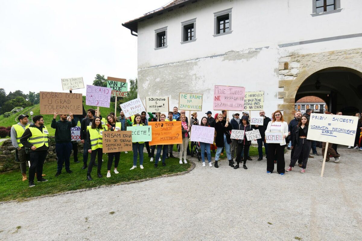 U Varaždinu istovremeno krenule dvije oprečne povorke "Hod za život" i "Subotom za slobodu"