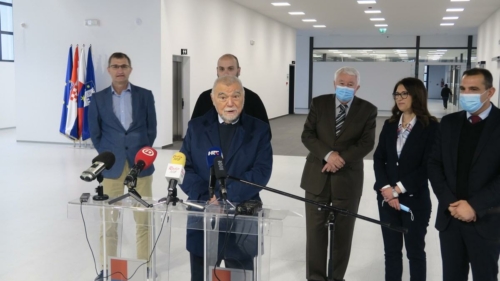 Bivsi-predsjednik-RH-Mesic-posjetio-tvrtku-Cateks-Metalsku-jezgru-i-Riznicu-Medimurja-14