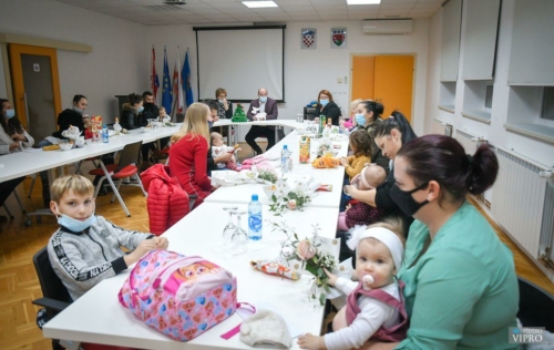 Podijeljene-naknade-za-novorodencad-207f