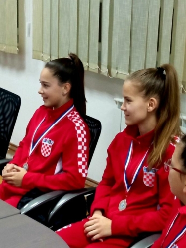 Sjajne-mazoretkinje-Goricana-na-prijemu-kod-nacelnika-d1e9
