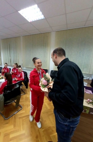 Sjajne-mazoretkinje-Goricana-na-prijemu-kod-nacelnika-d41f