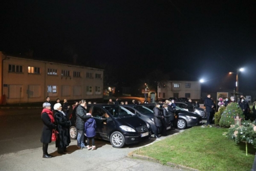 Upaljena 1 adventska svijeca SMNM-12
