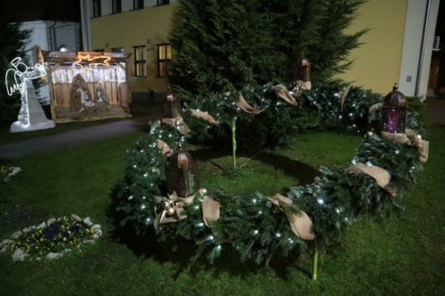 Upaljena 1 adventska svijeca SMNM-24