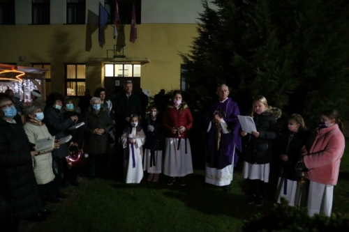 Upaljena 1 adventska svijeca SMNM-29