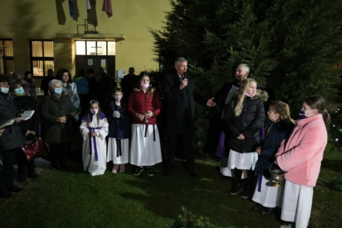 Upaljena 1 adventska svijeca SMNM-31